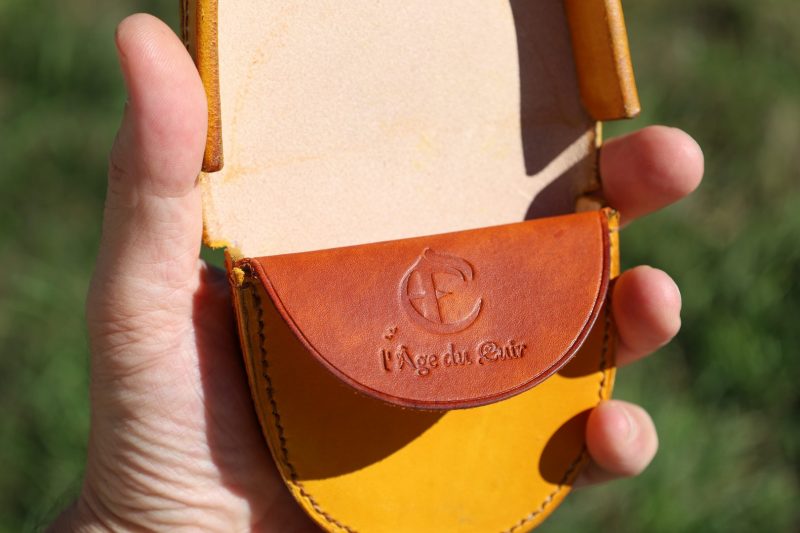 porte-monnaie fer à cheval marron et jaune, cuir végétal, l'âge du cuir, maroquinerie artisanale, dordogne, france