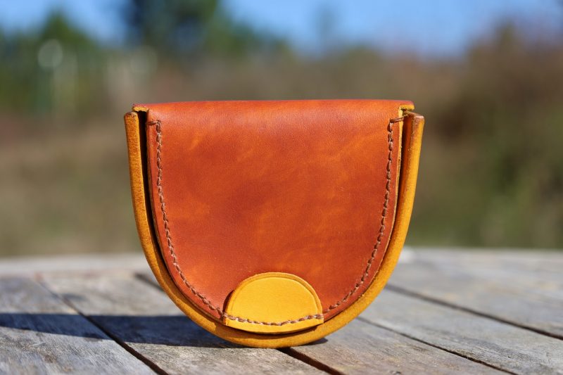 porte-monnaie fer à cheval marron et jaune, cuir végétal, l'âge du cuir, maroquinerie artisanale, dordogne, france