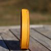 porte-monnaie fer à cheval marron et jaune, cuir végétal, l'âge du cuir, maroquinerie artisanale, dordogne, france