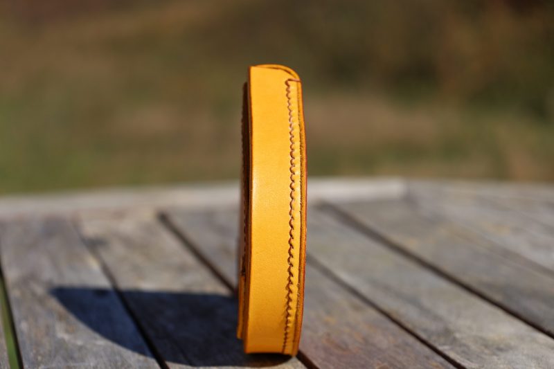 porte-monnaie fer à cheval marron et jaune, cuir végétal, l'âge du cuir, maroquinerie artisanale, dordogne, france