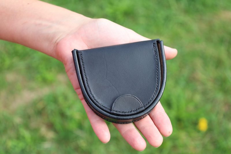 porte-monnaie fer à cheval noir, cuir végétal, l'âge du cuir, maroquinerie artisanale, dordogne, france