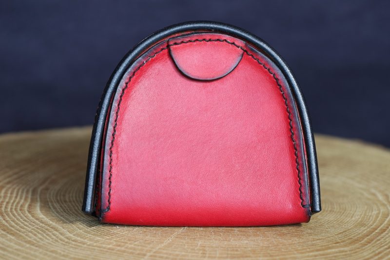 porte-monnaie fer à cheval rouge et noir, cuir à tannage végétal, l'âge du cuir, maroquinerie artisanale, Dordogne, France