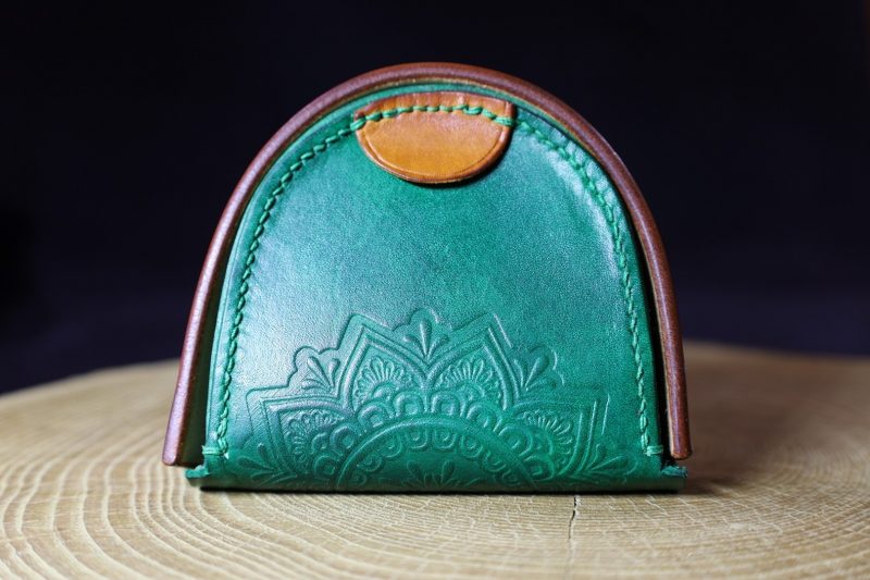 porte-monnaie fer à cheval vert et marron mandala, l'âge du cuir, maroquinerie artisanale, Dordogne, France