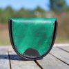 porte-monnaie fer à cheval vert et noir, cuir végétal, l'âge du cuir, maroquinerie artisanale, dordogne, france