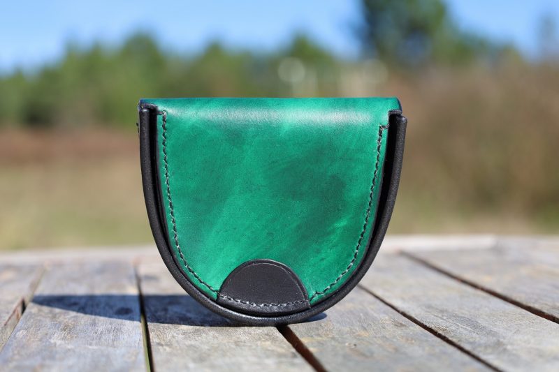 porte-monnaie fer à cheval vert et noir, cuir végétal, l'âge du cuir, maroquinerie artisanale, dordogne, france