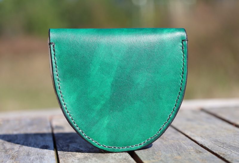 porte-monnaie fer à cheval vert et noir, cuir végétal, l'âge du cuir, maroquinerie artisanale, dordogne, france