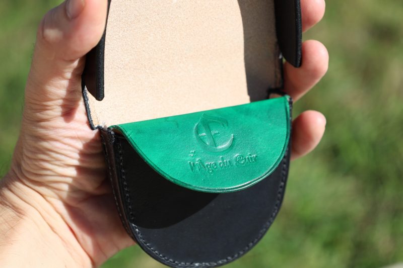 porte-monnaie fer à cheval vert et noir, cuir végétal, l'âge du cuir, maroquinerie artisanale, dordogne, france
