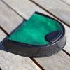 porte-monnaie fer à cheval vert et noir, cuir végétal, l'âge du cuir, maroquinerie artisanale, dordogne, france