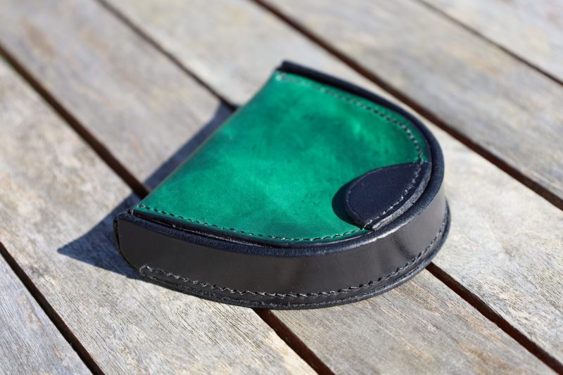 porte-monnaie fer à cheval vert et noir, cuir végétal, l'âge du cuir, maroquinerie artisanale, dordogne, france