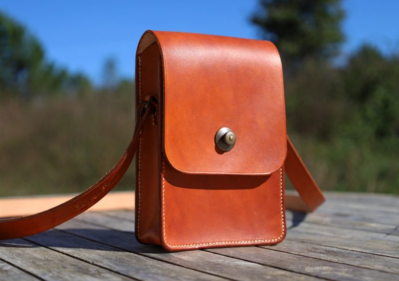 sacoche homme l'intemporelle, tannage végétal, l'âge du cuir, maroquinerie artisanale éthique et responsable, dordogne, france