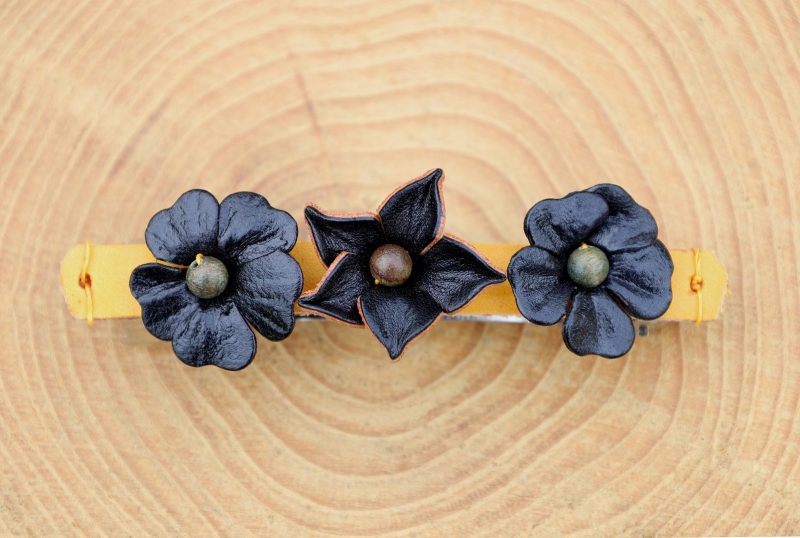barrette fleurs jaune et noir 3 fleurs, cuir végétal, l'âge du cuir, maroquinerie artisanale, dordogne, france