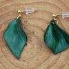 boucles d oreilles asymétriques feuille verte, tannage végétal, l'âge du cuir, maroquinerie artisanale éthique et responsable, dordogne, france