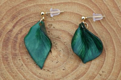 boucles d oreilles asymétriques feuille verte, tannage végétal, l'âge du cuir, maroquinerie artisanale éthique et responsable, dordogne, france