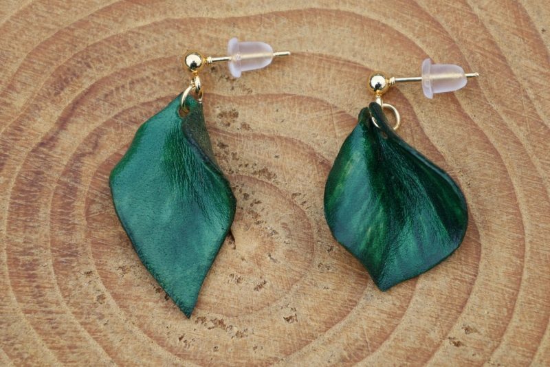 boucles d oreilles asymétriques feuille verte, tannage végétal, l'âge du cuir, maroquinerie artisanale éthique et responsable, dordogne, france