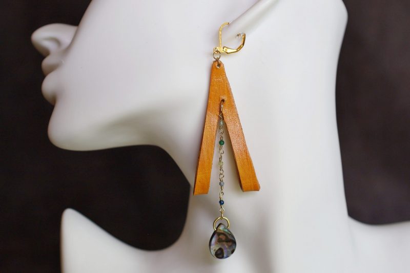 boucles d'oreilles pendantes jaune triangle nacre noire, tannage végétal, l'âge du cuir, maroquinerie artisanale éthique et responsable, dordogne, france