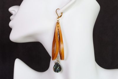 boucles d'oreilles pendantes jaune triangle nacre noire, tannage végétal, l'âge du cuir, maroquinerie artisanale éthique et responsable, dordogne, france