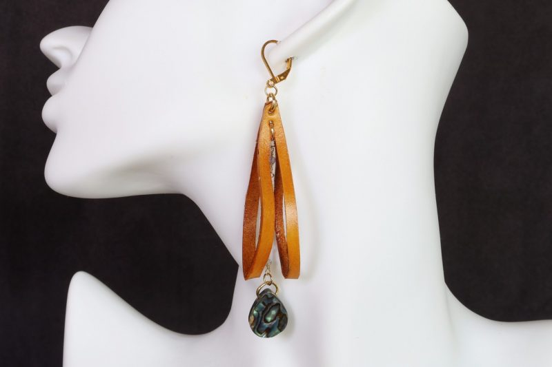 boucles d'oreilles pendantes jaune triangle nacre noire, tannage végétal, l'âge du cuir, maroquinerie artisanale éthique et responsable, dordogne, france