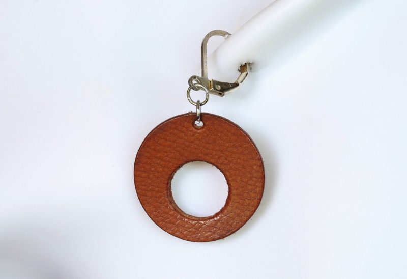 boucles d'oreilles rond marron , tannage végétal, l'âge du cuir, maroquinerie artisanale éthique et responsable, dordogne, france