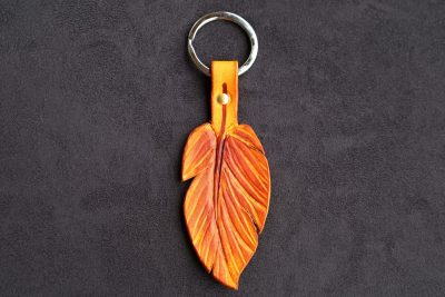 porte clefs plume feuille d'automne, cuir végétal, l'âge du cuir, maroquinerie artisanale, dordogne, france