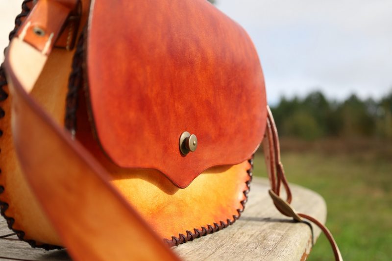 sac à main bandoulière médiéval, cuir végétal, l'âge du cuir, maroquinerie artisanale, dordogne, france