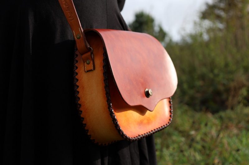 sac à main bandoulière médiéval, cuir végétal, l'âge du cuir, maroquinerie artisanale, dordogne, france