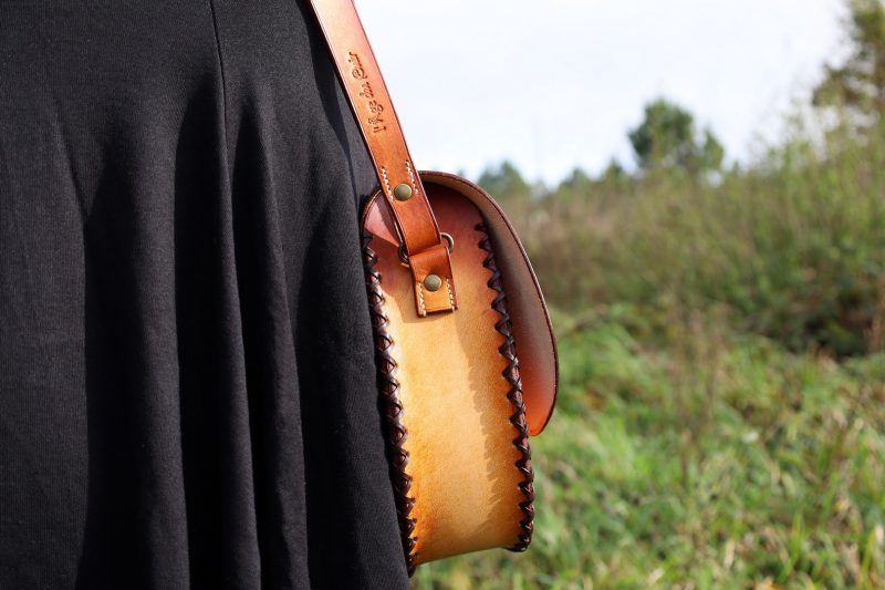 sac à main bandoulière médiéval, cuir végétal, l'âge du cuir, maroquinerie artisanale, dordogne, france