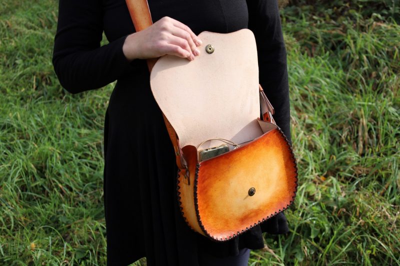 sac à main bandoulière médiéval, cuir végétal, l'âge du cuir, maroquinerie artisanale, dordogne, france