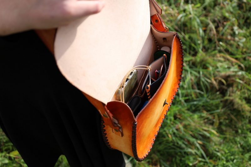 sac à main bandoulière médiéval, cuir végétal, l'âge du cuir, maroquinerie artisanale, dordogne, france