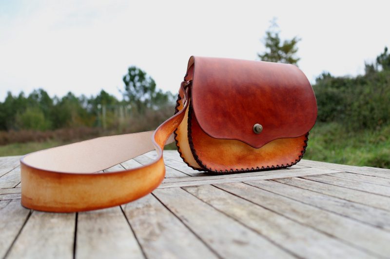 sac à main bandoulière médiéval, cuir végétal, l'âge du cuir, maroquinerie artisanale, dordogne, france