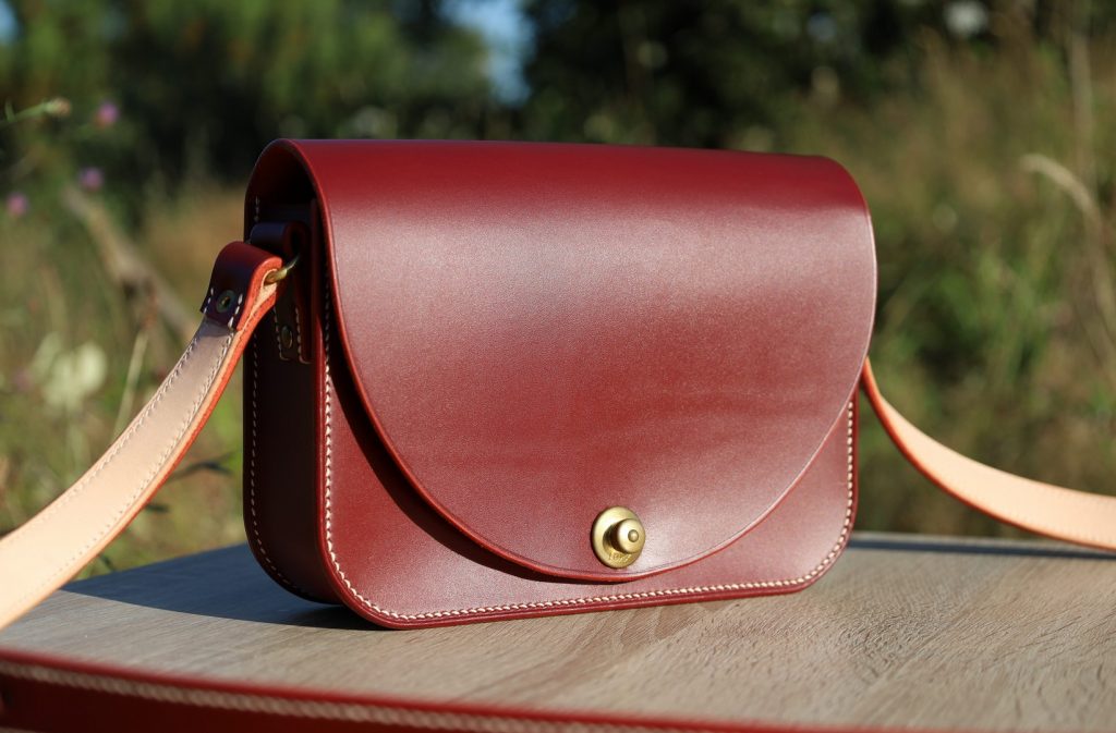 sac à main haut de gamme l'Essentiel rouge foncé, cuir végétal, l'âge du cuir, maroquinerie artisanale, dordogne, france