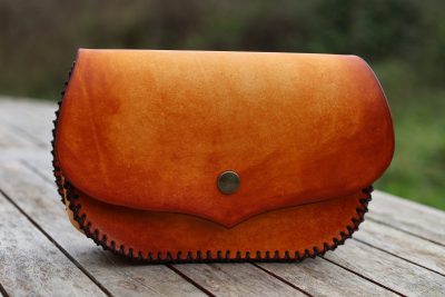 sacoche ceinture en cuir médiévale, tannage végétal, l'âge du cuir; maroquinerie artisanale éthique et responsable, dordogne, france