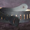 sangle guitare ou basse noire, tannage végétal, l'âge du cuir, maroquinerie artisanale éthique et responsable française, Dordogne