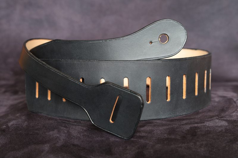 sangle guitare ou basse noire, tannage végétal, l'âge du cuir, maroquinerie artisanale éthique et responsable française, Dordogne