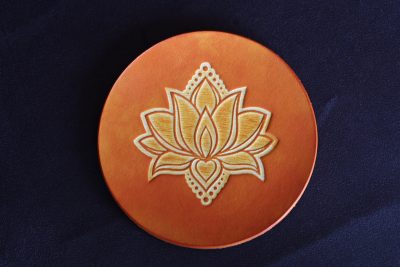 sous verre fleur de lotus orange, cuir végétal, l'âge du cuir, maroquinerie artisanale, Dordogne, France