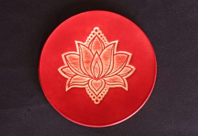 sous verre fleur de lotus rouge, cuir végétal, l'âge du cuir, maroquinerie artisanale, Dordogne, France