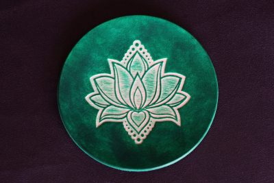 sous verre fleur de lotus vert, cuir végétal, l'âge du cuir, maroquinerie artisanale, Dordogne, France