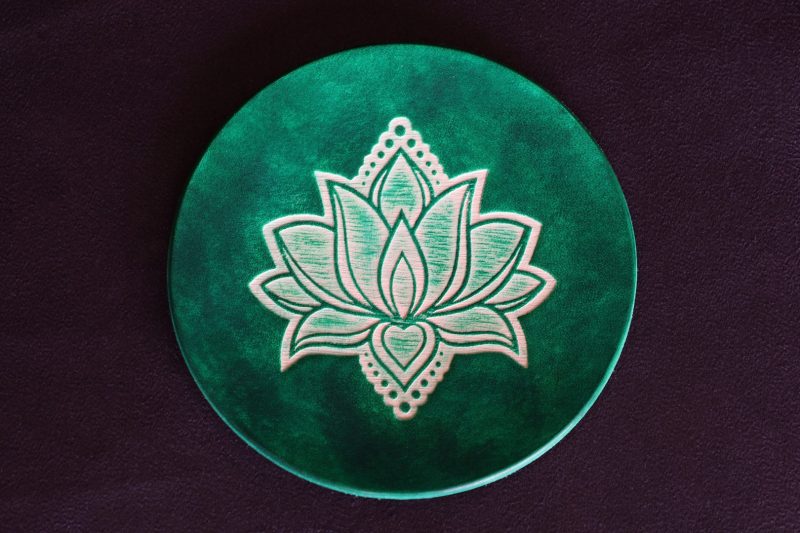 sous verre fleur de lotus vert, cuir végétal, l'âge du cuir, maroquinerie artisanale, Dordogne, France