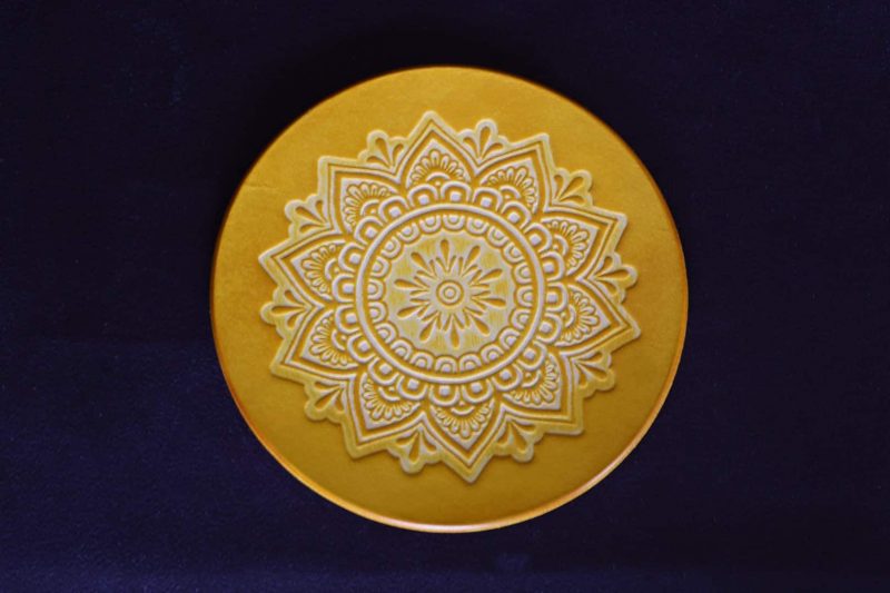 sous verre mandala jaune, cuir végétal, l'âge du cuir, maroquinerie artisanale, Dordogne, France