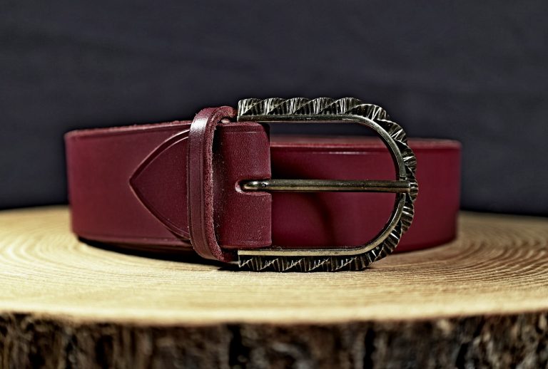 ceinture cuir femme qualité boucle fel couleur cherry, cuir à tannage végétal, l'âge du cuir, maroquinerie artisanale, Dordogne, France