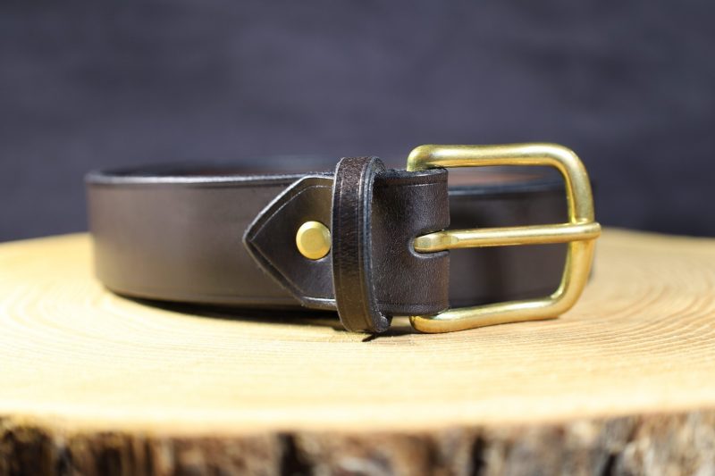 ceinture haut de gamme noire boucle laiton, cuir à tannage végétal, l'âge du cuir, maroquinerie artisanale, Dordogne, France