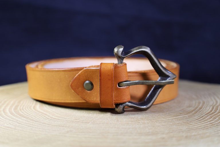 ceinture médiévale, cuir à tannage végétal, l'âge du cuir, maroquinerie artisanale, Dordogne, France