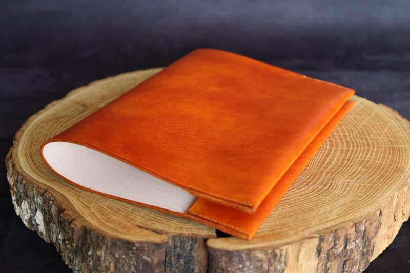 protege cahier cuir, cuir à tannage végétal, l'âge du cuir, maroquinerie artisanale, Dordogne, France