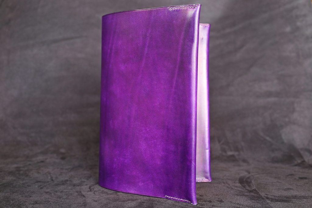 protege livre violet, tannage végétal, l'âge du cuir, maroquinerie artisanale éthique et responsable, Dordogne, France