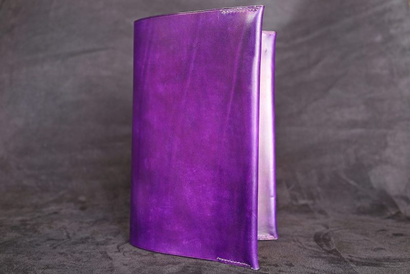 protege livre violet, tannage végétal, l'âge du cuir, maroquinerie artisanale éthique et responsable, Dordogne, France