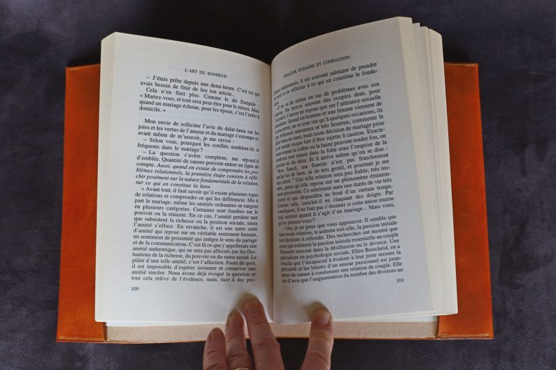 couvre livre protège livre, cuir,protege cahier cuir, cuir végétal, l'âge du cuir, maroquinerie artisanale, Dordogne, France