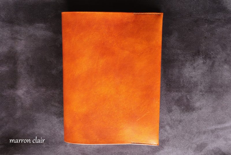 protège livre protege cahier marron clair, tannage végétal, l'Âge du Cuir, maroquinerie artisanale éthique et responsable française, Dordogne