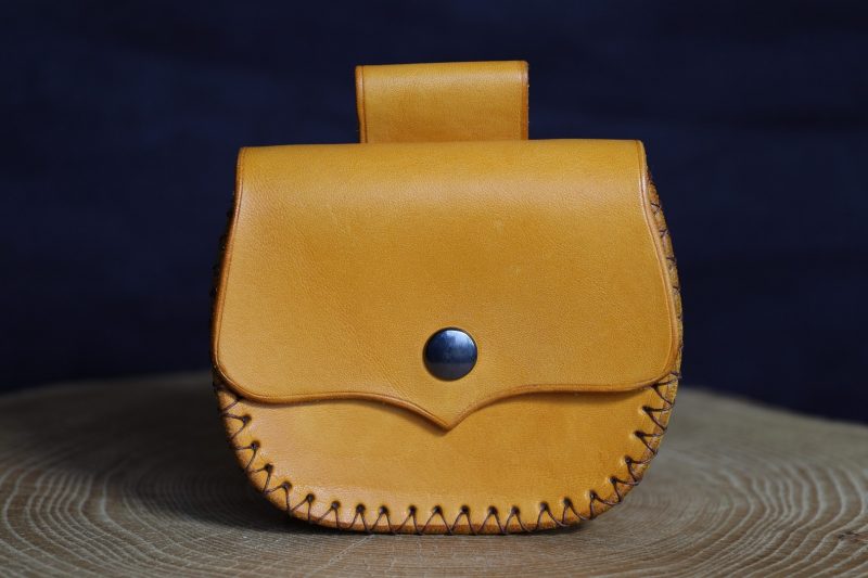 porte-monnaie médiéval ceinture jaune, cuir à tannage végétal, l'âge du cuir, maroquinerie artisanale, Dordogne, France