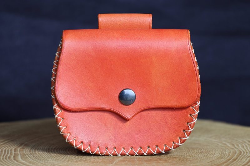 porte-monnaie médiéval ceinture orange, cuir à tannage végétal, l'âge du cuir, maroquinerie artisanale, Dordogne, France