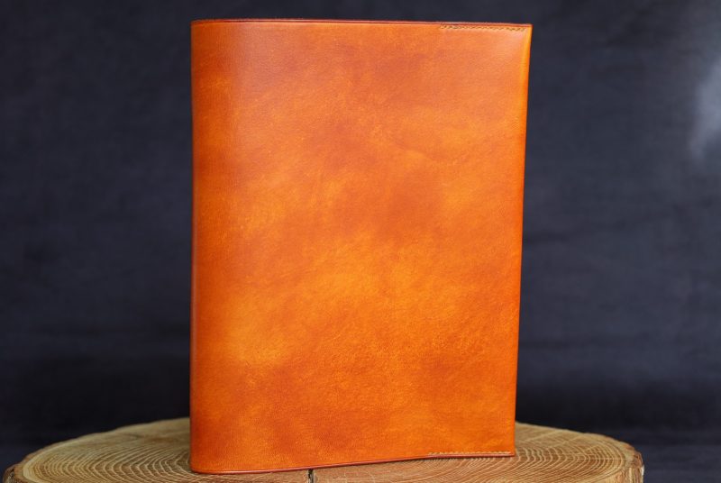protege livre cuir, tannage végétal, l'âge du cuir, maroquinerie artisanale éthique et responsable, Dordogne, France