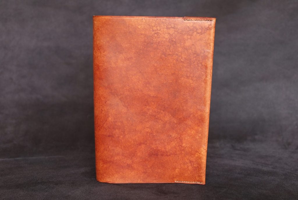 protège livre protege cahier marron moiré, tannage végétal, l'Âge du Cuir, maroquinerie artisanale éthique et responsable française, Dordogne